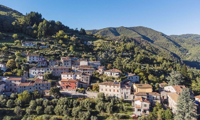 Pescaglia House | Beautiful villa for 6 guests with WIFI, private pool, TV, patio and parking