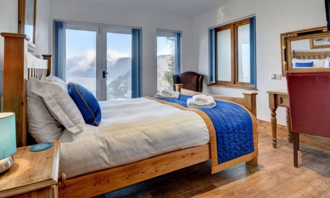 Lynton Villa | Beautiful villa for 4 guests with TV, patio and parking