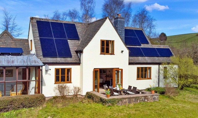 Llanidloes House | Beautiful villa for 6 people with WIFI, terrace and parking