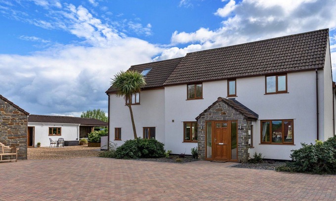 Lympsham House | Beautiful villa for 12 guests with hot tub, WIFI, terrace, pets allowed and parking