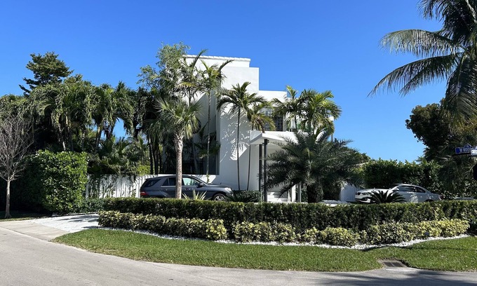 Key Biscayne House | beautiful villa in a paradise island with private pool and jacuzzi