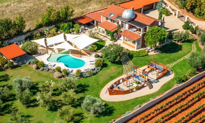 Valtura Villa | Beautiful Villa Omo with pool in Pula
