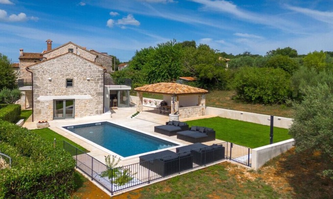 Vosteni Villa | Beautiful Villa Treori with pool in Sv. Lovrec