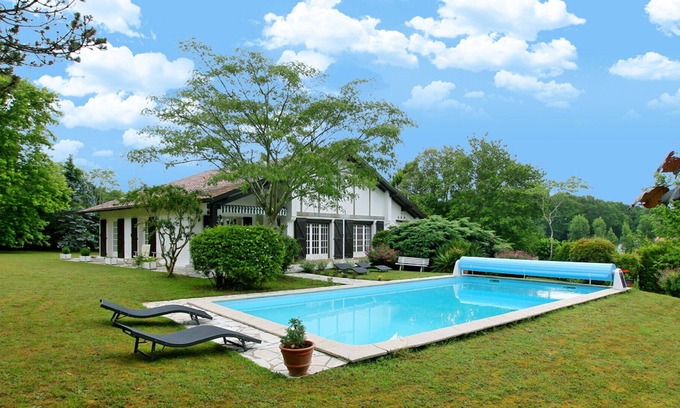 Arbonne Villa | Beautiful Villa with Charming Gardens and Heated Pool