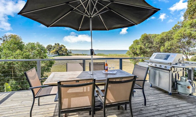 Nangkita House | Beautiful Waterfront Home on Hindmarsh Island