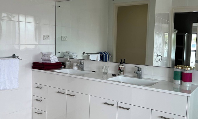 Tascott House | Beautiful water front with private jetty house - very convenient location