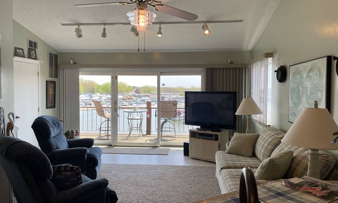 Gypsum Condo | Beautiful Waterfront Condo - Peaceful and Relaxing