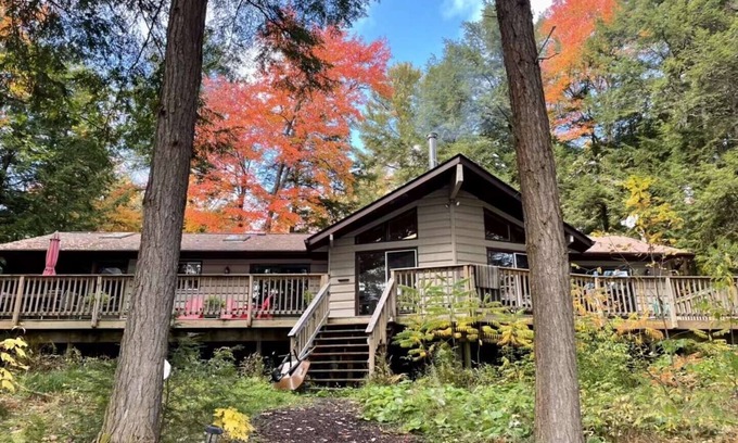 Bracebridge Cottage | Beautiful Waterfront cottage at Bird Lake, Muskoka, with long water line