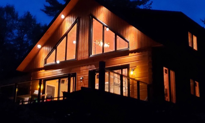 Gravenhurst Ski Chalet | Beautiful waterfront log home