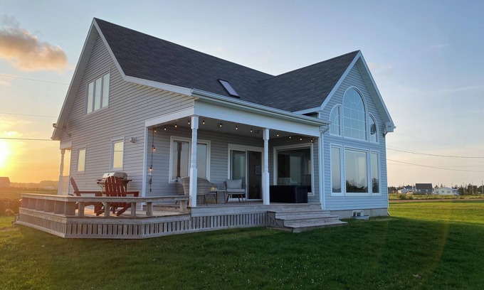 New London Cottage | Beautiful Waterfront cottage in New London