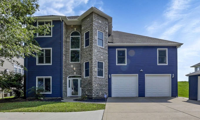 Millersport House | Beautiful waterfront lakehouse - Dock, Screened in patio, Bar, 4 bedroom, 5 bath