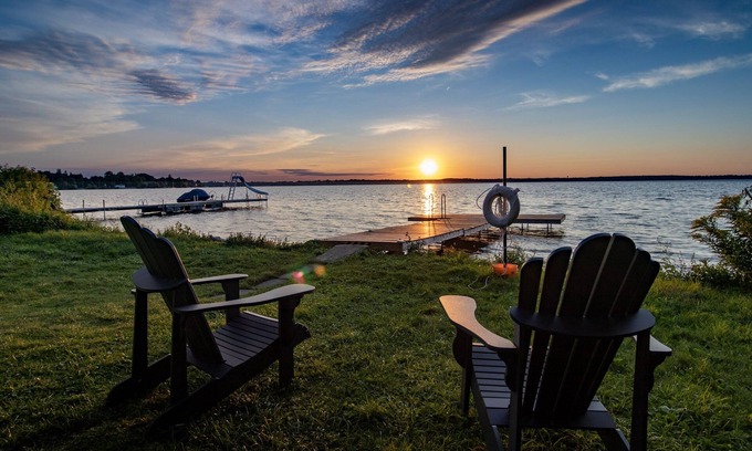 Scugog House | Beautiful Waterfront Cottage Sunset Lakeview 1hr from Toronto with NEW HOT TUB!