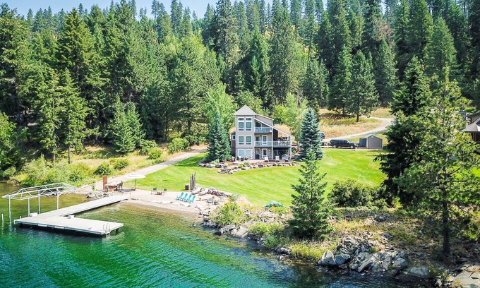Sagle House | Beautiful waterfront getaway in Bottle Bay