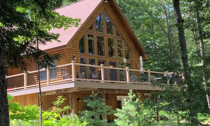 Bridgton Cabin | Beautiful waterfront log cabin on pristine Maine lake