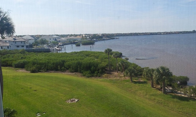 River Pointe House | Beautiful Waterfront Condo