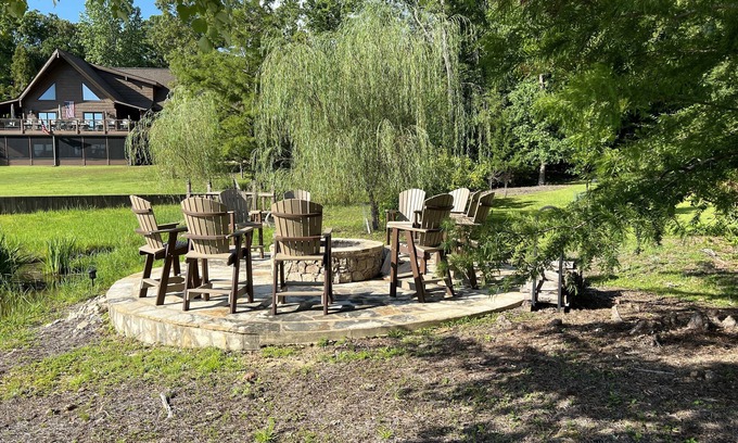 Dadeville House | Beautiful waterfront home with room for 15