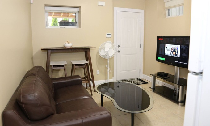 Sunset Apartment | Beautiful well equiped + centrally located private one bedroom suite