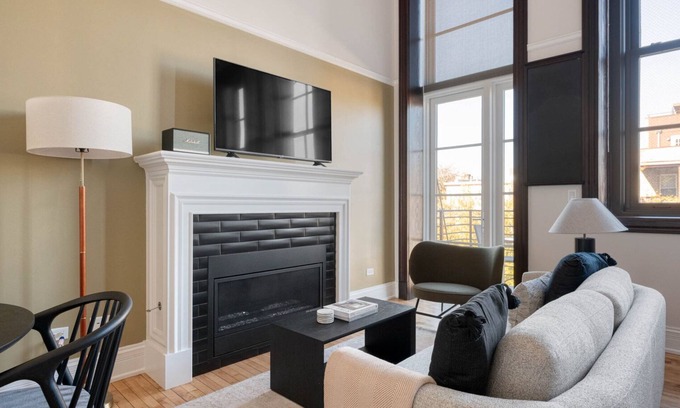 Noble Square Apartment | Beautiful West Town 2BR nr I-90, by Blueground
