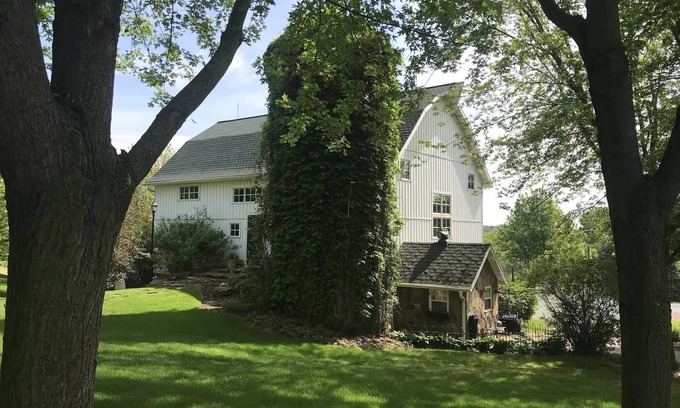 Sauk City House | Beautiful White Barnnn