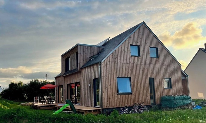Trevou-Treguignec House | Beautiful wooden house 1 km from the coast