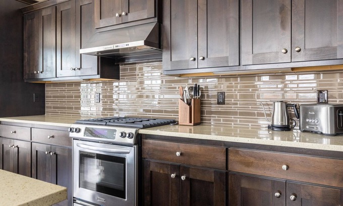 Concordia House | Beautiful Woodlawn 2BR w/Parking, nr Dining & Coffee, by Blueground