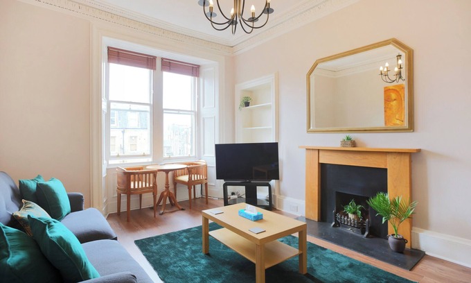 Marchmont Apartment | beautifully appointed 2-bedroom, 2-bathroom apartment nestled on the 3rd floor. Sleeps 4.