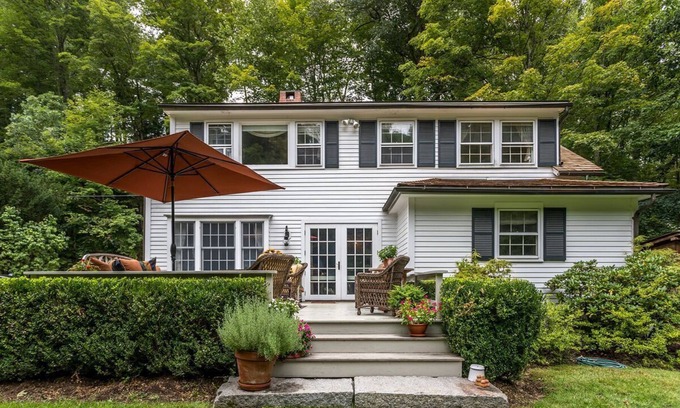Lakeside House | Beautifully Appointed Riverfront Cottage Close to Bantam and Washington