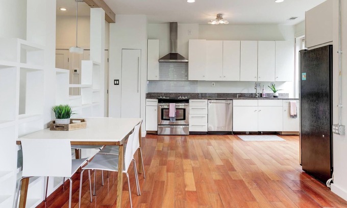 Eckington Apartment | Beautifully appointed Penthouse in heart of the city!