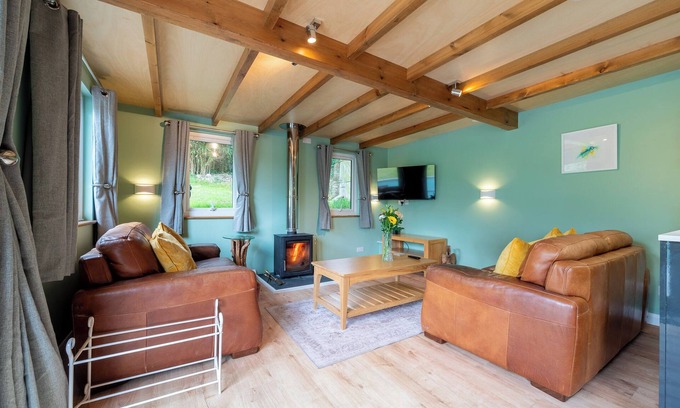 Bude Ski Chalet | Beautifully Appointed Chalet Ideally located 5 min walk from beach & town centre