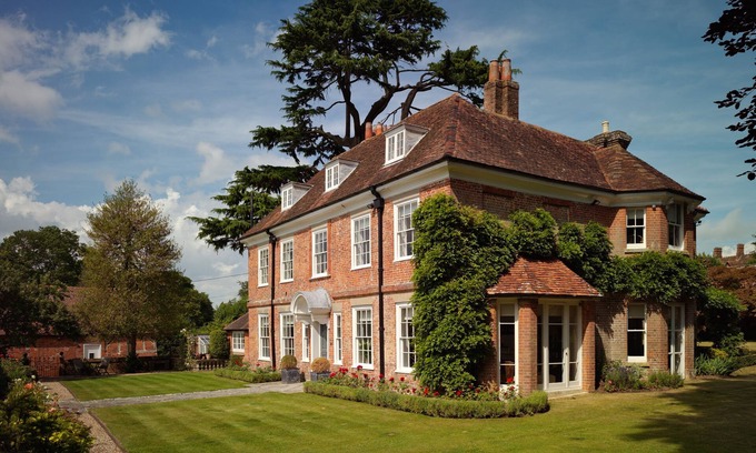 Twyford House | Beautifully Converted 17th C Grade II Stables/Coach House/Barn In Quiet Location
