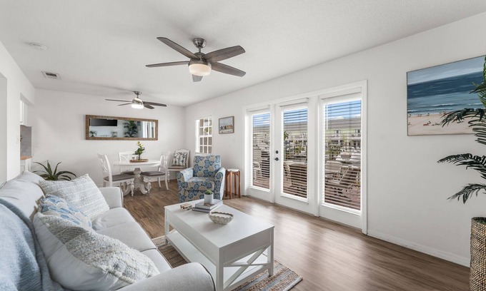 St. Petersburg Condo | Beautifully decorated 1 bed condo in Waterside Side South avail June - Sept 24!