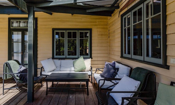 Rosa Brook House | Beautifully decorated farmhouse with gardens
