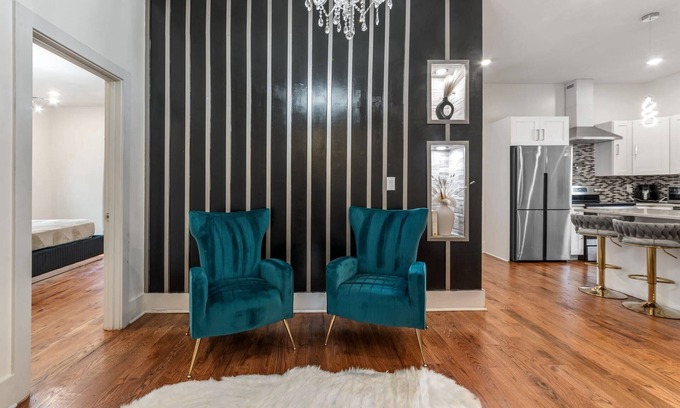 Washington Park Apartment | Beautifully Decorated with Comfort and just 2 miles to Downtown Atlanta & 1 m to Mercedes Benz