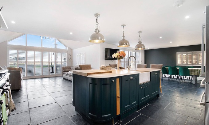 Colchester House | Beautifully Extended Family Cottage !