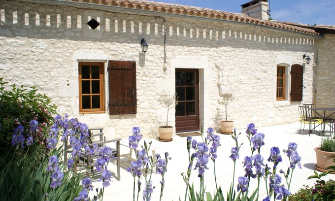 Villeneuve-de-Duras Villa | Beautifully Restored Stone Farmhouse with Private Heated Pool