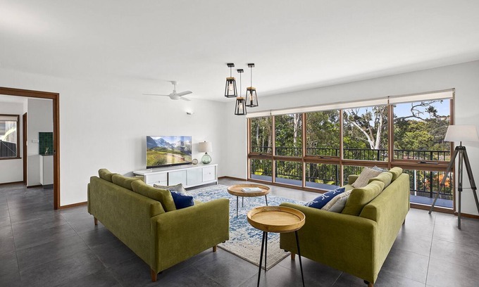 Korora House | Beautifully furnished 4 bedroom home in a prime beachside location