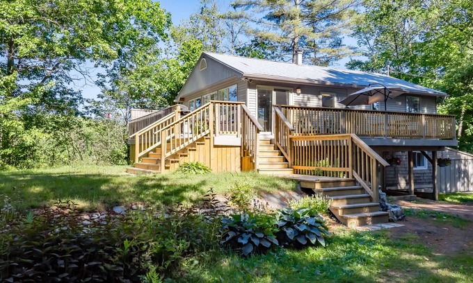 Muskoka Lakes Cottage | Beautifully maintained cottage in the heart of port carling