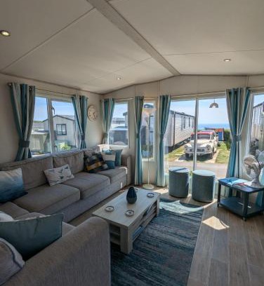 Holworth House | Beautifully presented beachcomber holiday home sited on the Durdle Door holiday park within a few minutes walk from the path that leads to the famous Durdle Door arch and Lulworth cove