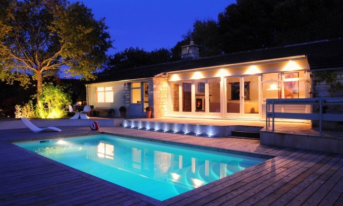 Stroud Cottage | Beautifully presented dog friendly holiday home in the Cotswolds with a hot tub and swimming pool -