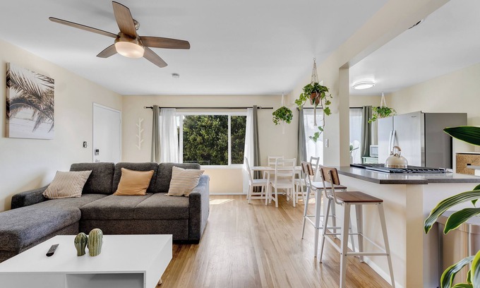 Del Rey Apartment | Beautifully Remodeled 2bed/1bath Apartment. Top Location, 15 min to Beach!