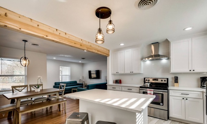Dallas House | Beautifully Remodeled Home - 10 min. to Downtown!