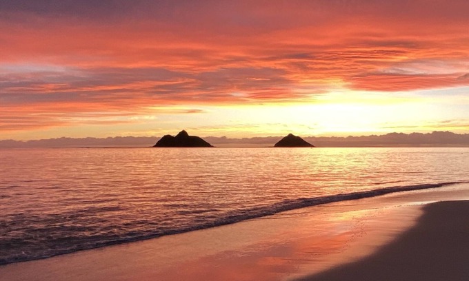 Lanikai House | Beautifully remodeled Lanikai house,spacious inside alot of green space outside