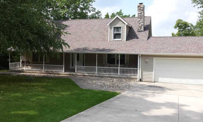 Frontier House | Beautifully Remodeled Lake Front House W/ Beach, Paddle Boat & Kayak. Sleeps 18+