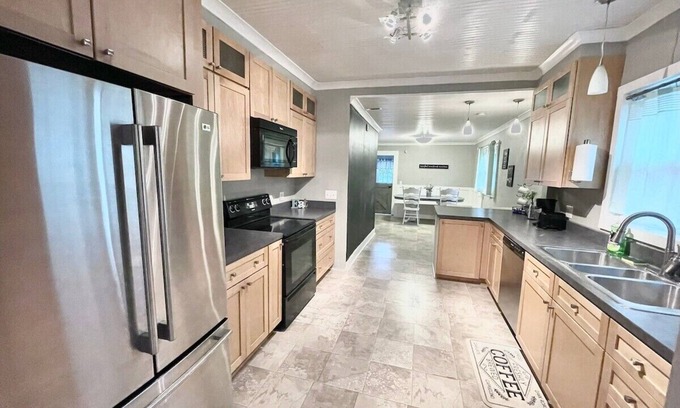 Greenwood House | Beautifully Remodeled 3bd/2ba, 15 min to Downtown!