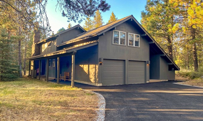 Sunriver House | Beautifully Remodeled, Steps to Fort Rock Park, A/C, SHARC Passes, Hot Tub.