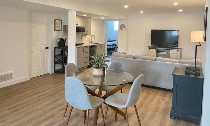 Collingwood House | Beautifully renovated Suite in Collingwood!