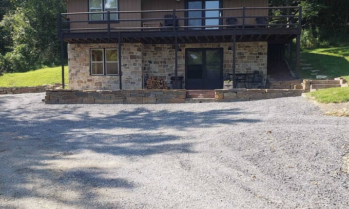Blairs Mills Cabin | Beautifully renovated cabin near Blacklog Mountainn