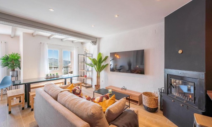 Pradollano Ski Chalet | Beautifully Renovated 4 Bedroom Apt + Kid's Room
