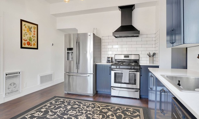 Jackson House | Beautifully Updated Victorian 2 blocks from Historic Main Street!