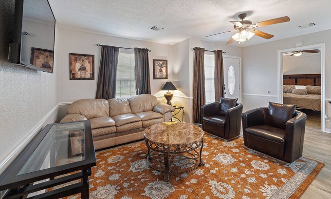 Northside House | Beauty by the Park 3 BDS PET Friendly FAST WI-FI ECHO